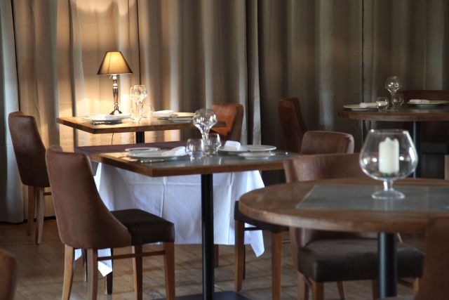 Salle du restaurant gastronomique le Raphaël de l'hôtel les Moulins du Duc à Moëlan sur Mer en Sud Bretagne 