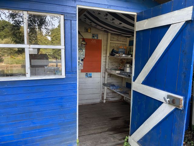 Point information touristique sur ce qui est a voir dans la région, l'hôtel les Moulins du Duc propose sont Office de tourisme dans cet adorable cabane de pêcheur,  à Moëlan sur Mer près de Concarneau.