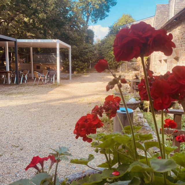 Terrasse du restaurant de ce moulin du XVI ème siècle à Moëlan sur Mer 