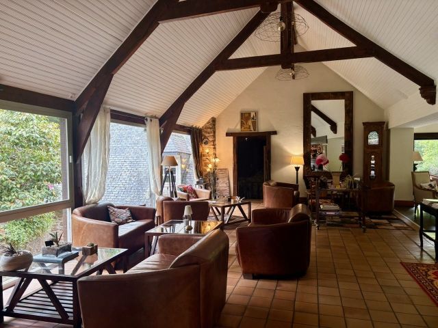 Les salons du bar de l'hôtel, ambiance cosy et élégante de ce domaine hôtelier du Sud Finistère 